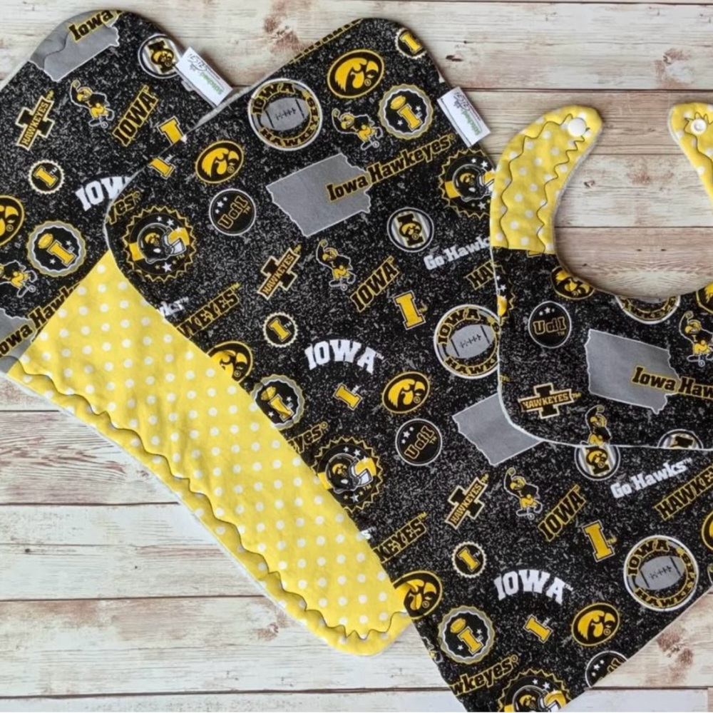 Iowa Hawkeyes Kids Bib Set - Black and Yellow